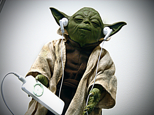 Yoda-w.-iPod-pic.jpg